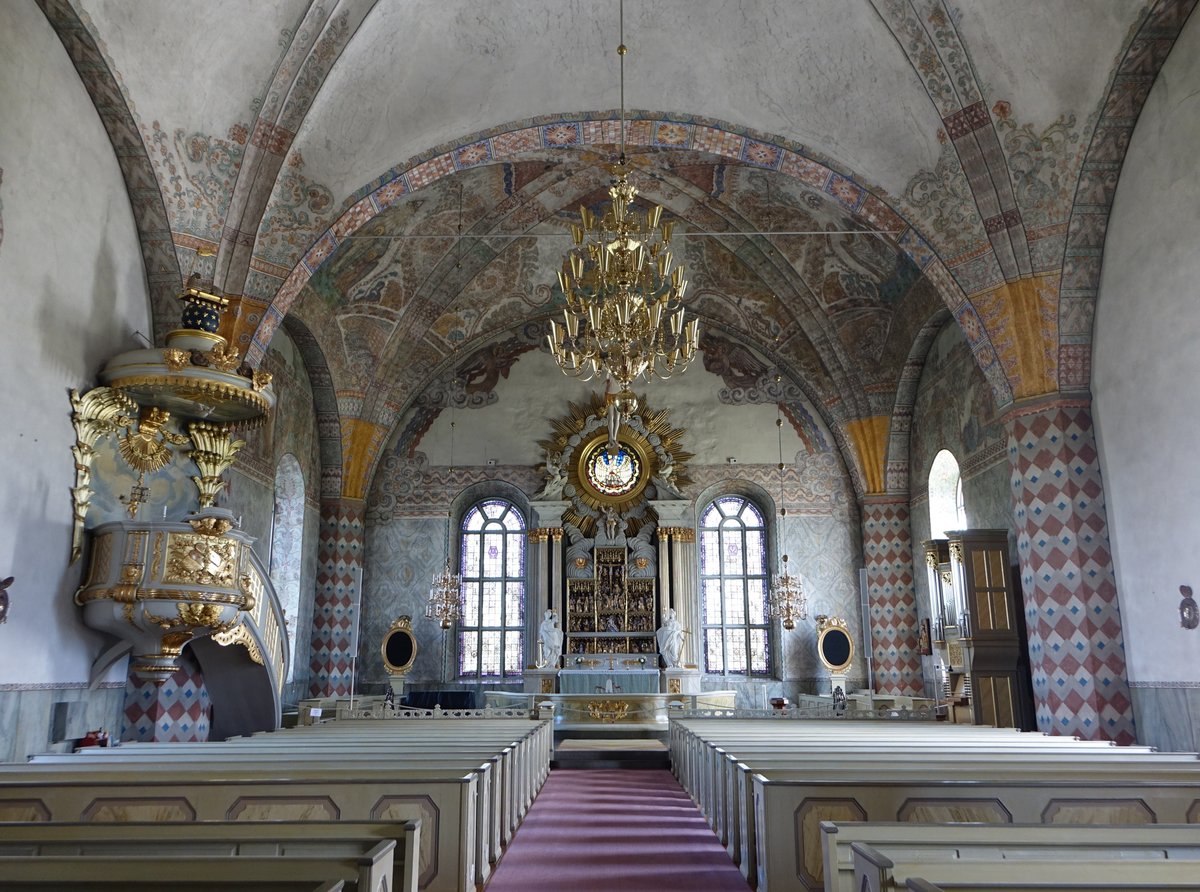 Ljusdal, Innenraum der St. Olavs Kirche, Antwerpener Flgelaltar mit 90 Figuren, um 1500, Wand- und Deckenmalereien von 
Yngve Lundstrm von 1915 (20.06.2017)