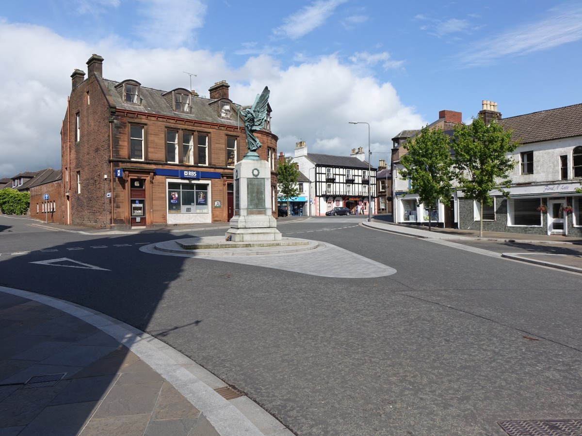 Lockerbie, High Street mit Kriegerdenkmal (11.07.2015)