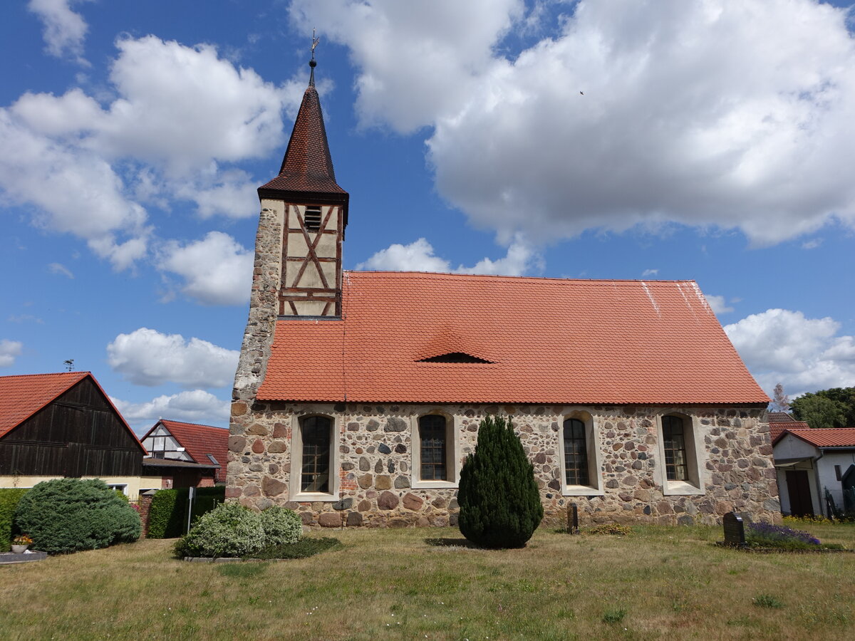 Locktow, evangelische Kirche, Feldsteinkirche erbaut im 14. Jahrhundert (04.07.2025)