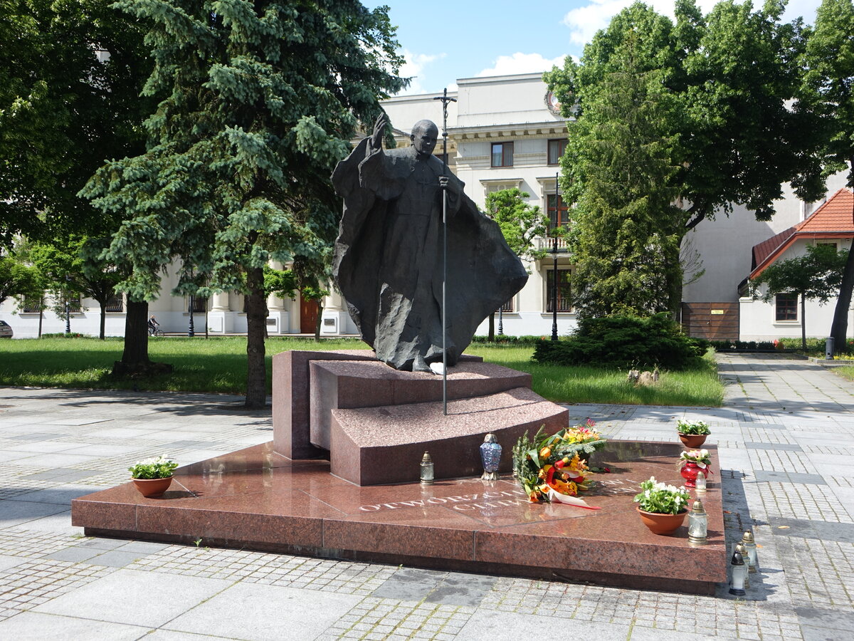 Lodz, Denkmal fr Pabst Johannes Paul II. vor der Kathedrale (13.06.2021)
