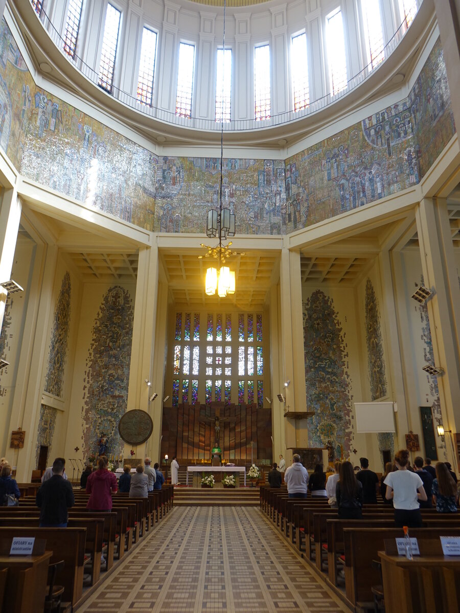 Lodz, Innenraum im modernistischen Stil der St. Theresa Kirche (13.06.2021)