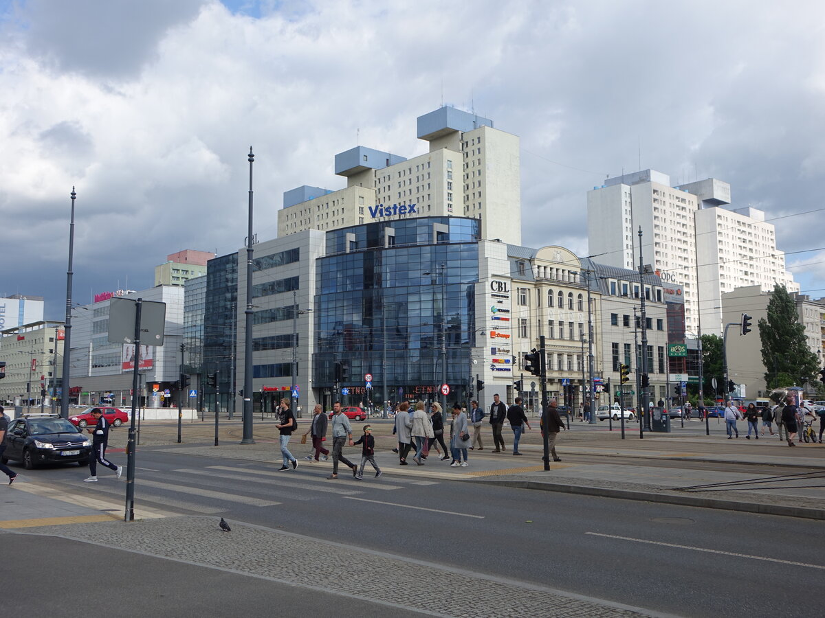 Lodz, Santander Bank und Ibis Hotel an der Aleja Marszalka Jozefa Pilsudskiego (13.06.2021)