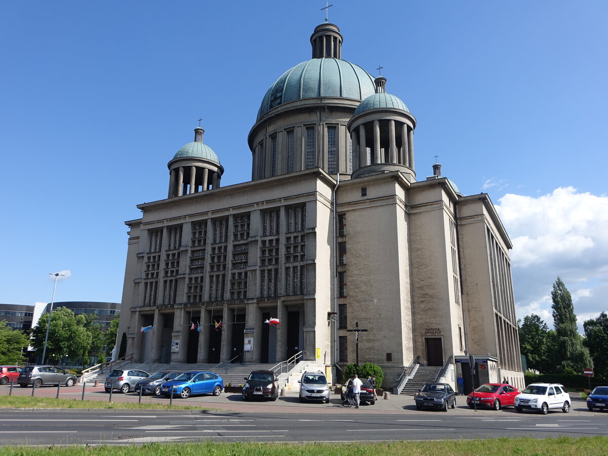 Lodz, St. Theresa Kirche in der Dr. Stefana Kopcińskiego Strae, erbaut von 1950 bis 1963 (13.06.2021)