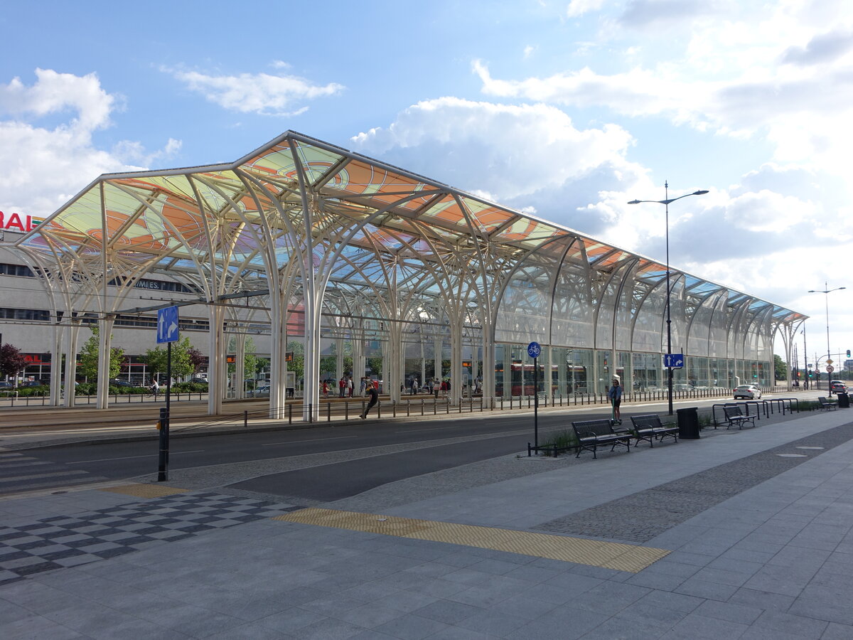 Lodz, Straenbahnhaltestelle Centrum-Piotrkowska an der Aleja Adama Mickiwiecza (13.06.2021)