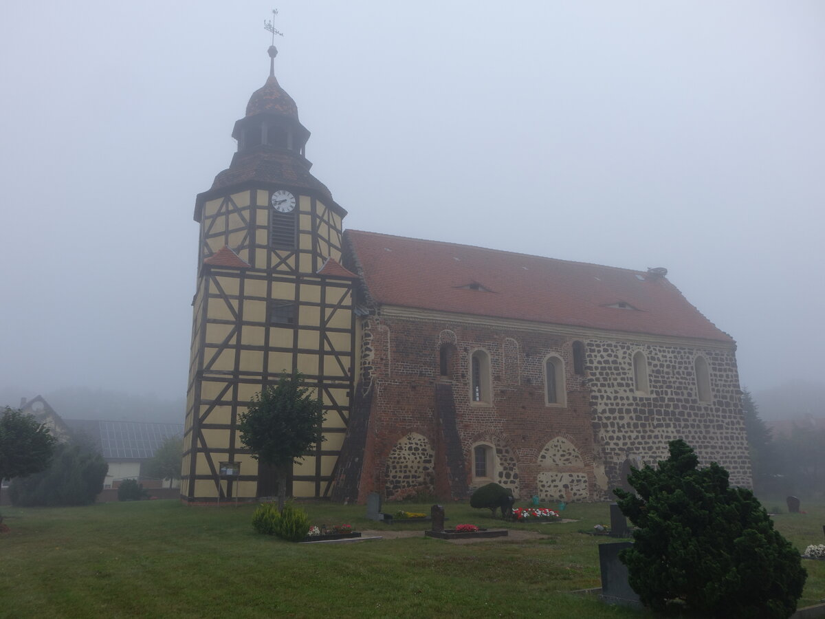 L�ben, evangelische Kirche, erbaut um 1250, Fachwerkturm erbaut 1700 (09.09.2025)