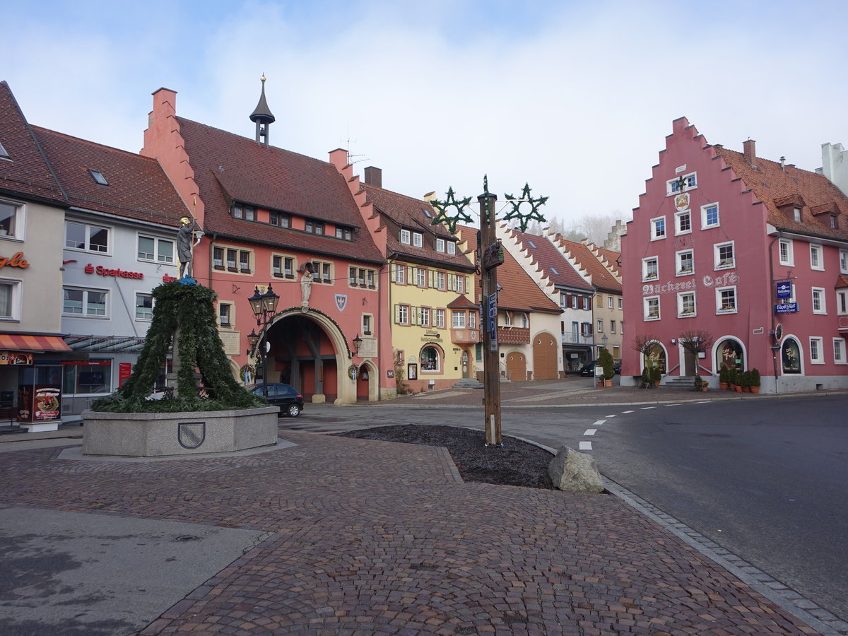 Lffingen, Rathausplatz mit Demetriusbrunnen (25.12.2018)