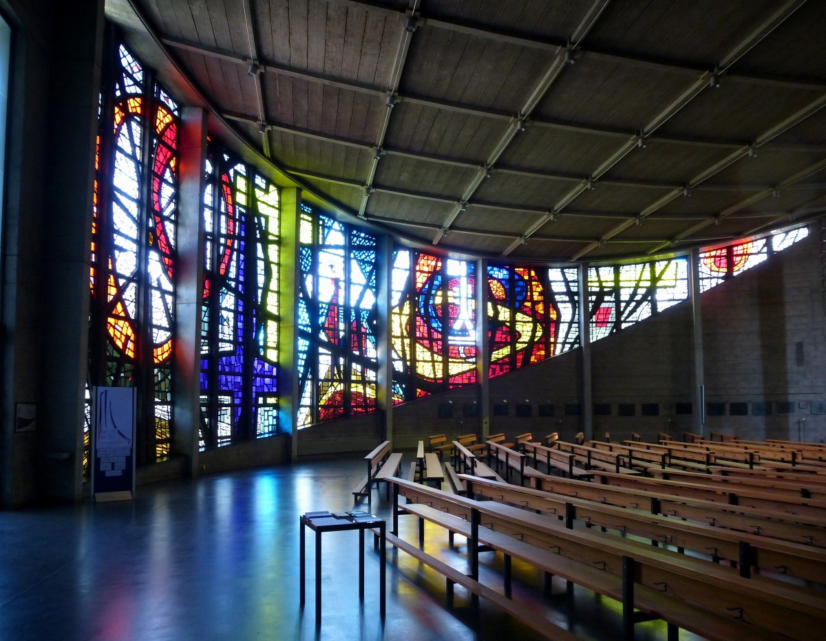 Lörrach, die 220 Quadratmeter große Glaswand von Wilfrid Perraudin in der Kirche St.Peter, war bei der Fertigstellung die größte Betonlichtwand weltweit, Sept.2014