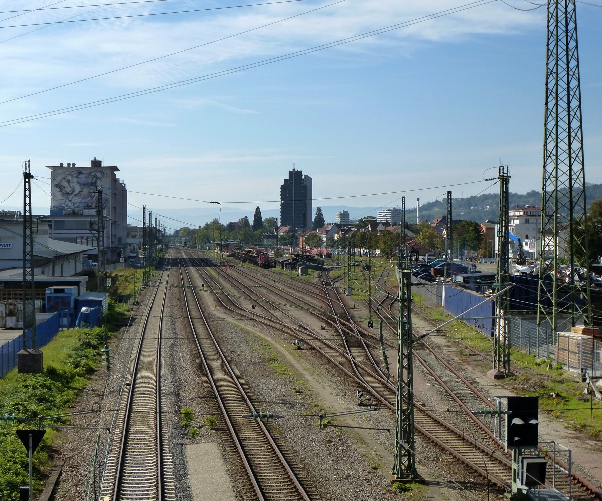 Lrrach, Blick von der Gleisberfhrung der Schwarzwaldstrae auf das Bahngelnde, in der Bildmitte das 86m hohe Rathaus der Stadt, Sept.2014