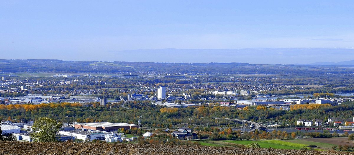 Lrrach, Blick vom Tllinger Berg auf Weil am Rhein, dahinter die Gemeinde Sankt Ludwig (Saint-Louis) im Elsa und vor der Hgelkette der Europa Airport bei Basel, Okt.2020