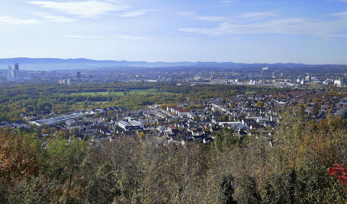 Lrrach, Blick vom Tllinger Berg Richtung Sd-West, im Vordergrund die Huser von Weil am Rhein, dahinter Stadt Basel und die Berge der Schweizer Jura, Okt.2020