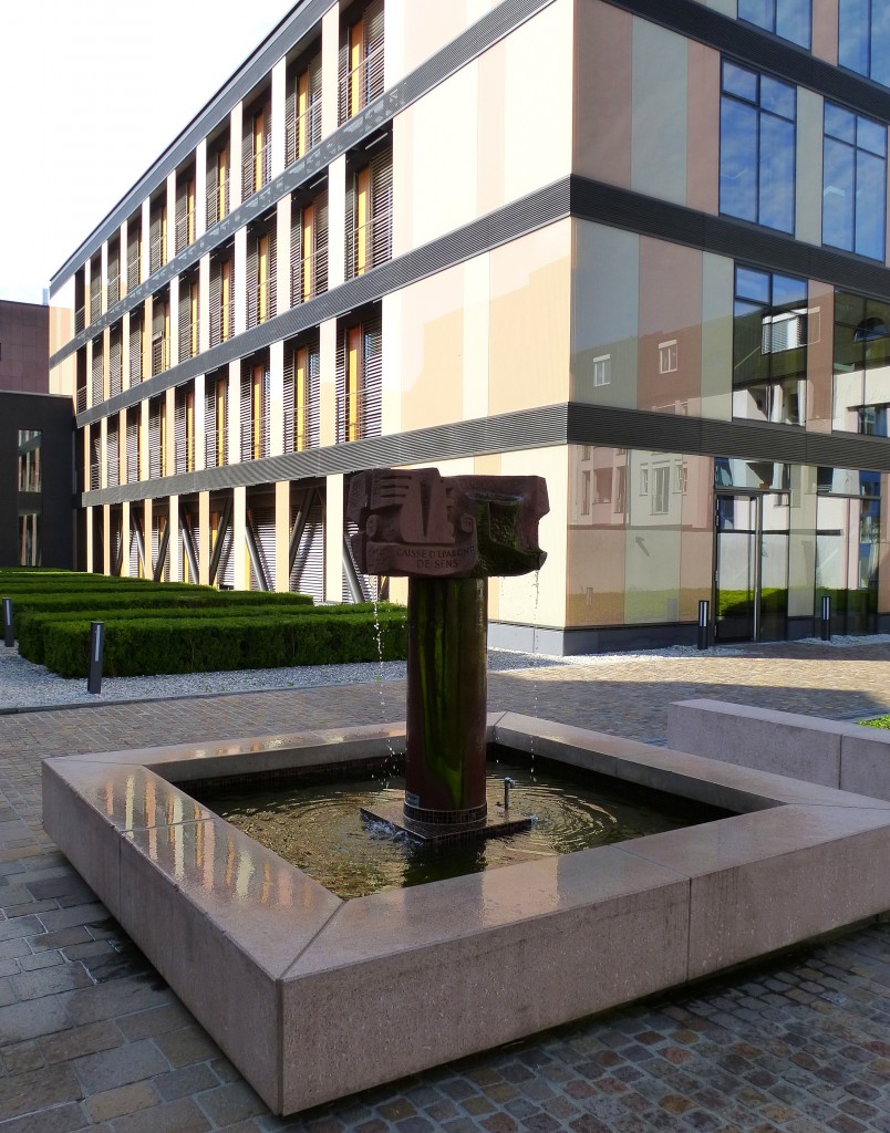 Lrrach, Brunnen an der Sparkasse, Sept.2014