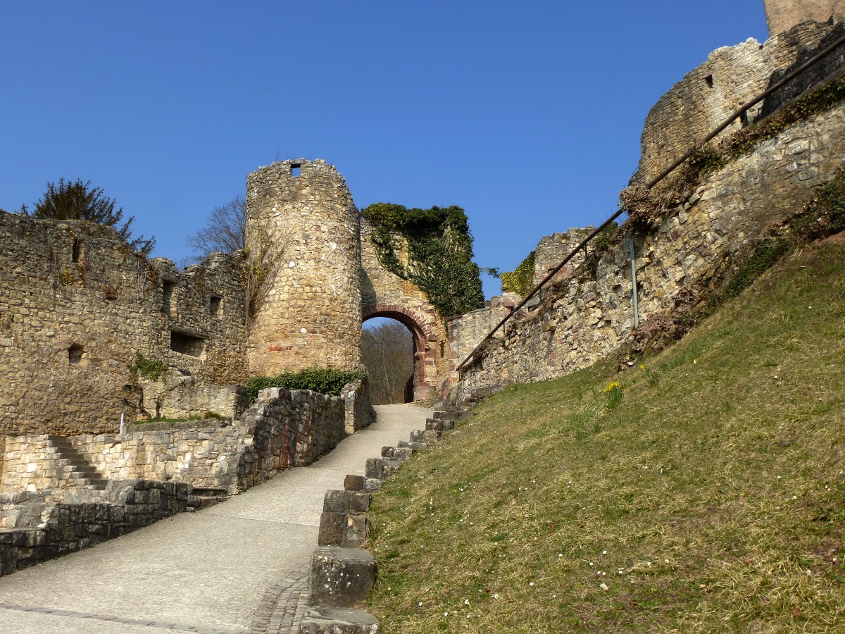 Lrrach, Burgruine Rtteln, das Alte Haupttor zur Vorburg, Mrz 2015