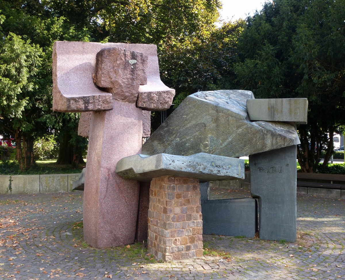 Lrrach, die Granitskulptur  Triade  auf dem Rathausplatz vom Knstler G.Sangregorio, aufgestellt 1976, Sept.2014