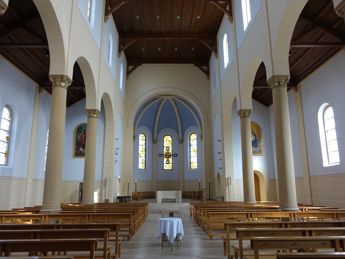 Lrrach, Innenraum der St. Bonifatius Kirche,  Altar aus Travertin von Bruno Knittel (30.03.2019)