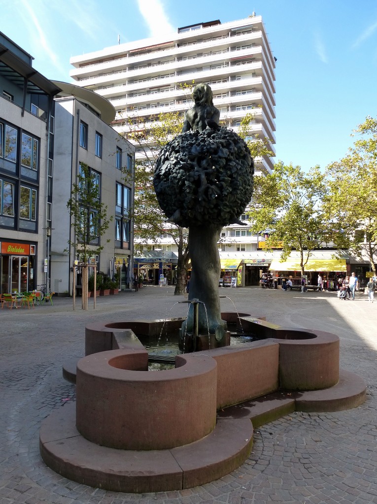 Lrrach, das Kunstwerk  Lebensbaum  von Michael Fischer steht auf dem Marktplatz, Sept.2014