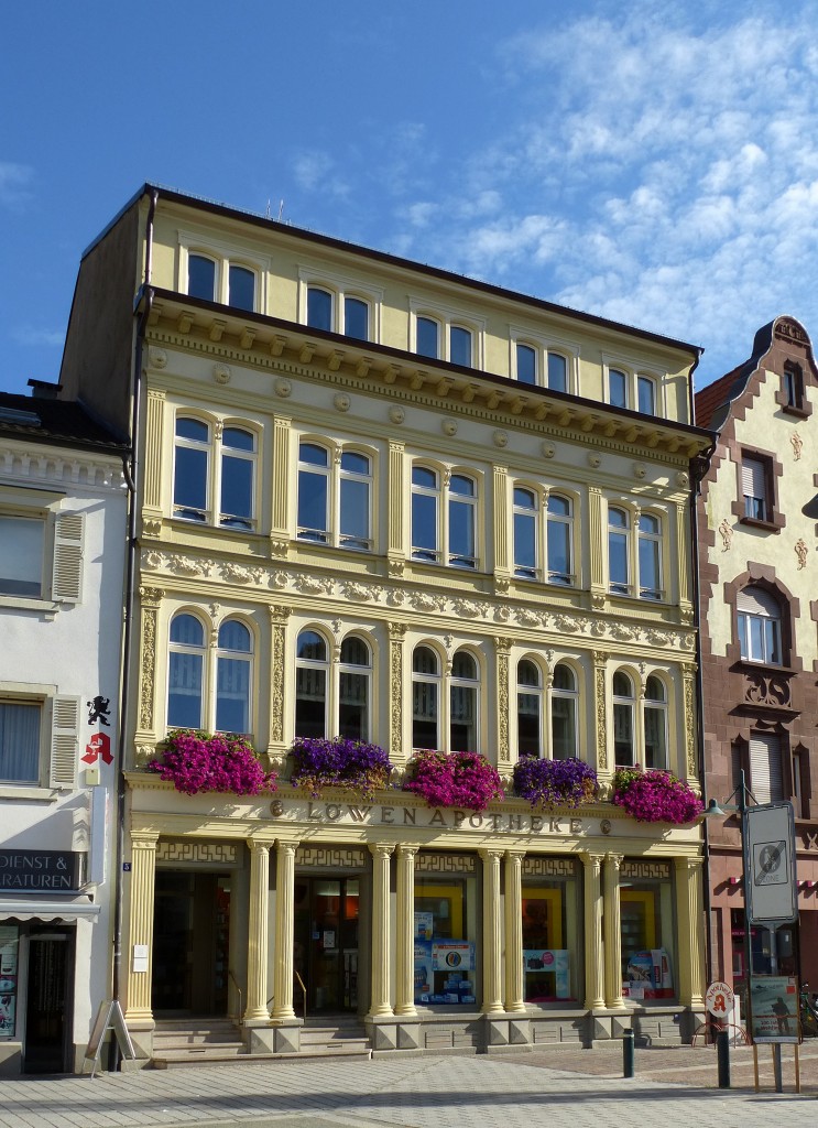 Lrrach, die Lwen-Apotheke auf dem alten Marktplatz, seit 1882 im Familienbesitz, der Umbau im venezianischen Stil stammt von 1861, Sept.2014