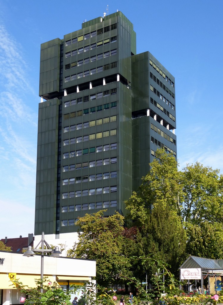 Lrrach, das Rathaus  Langer Egon  der ca.50.000 Einwohner zhlenden Stadt im Dreilndereck, 86m hoch, erbaut von 1972-76, Sept.2014