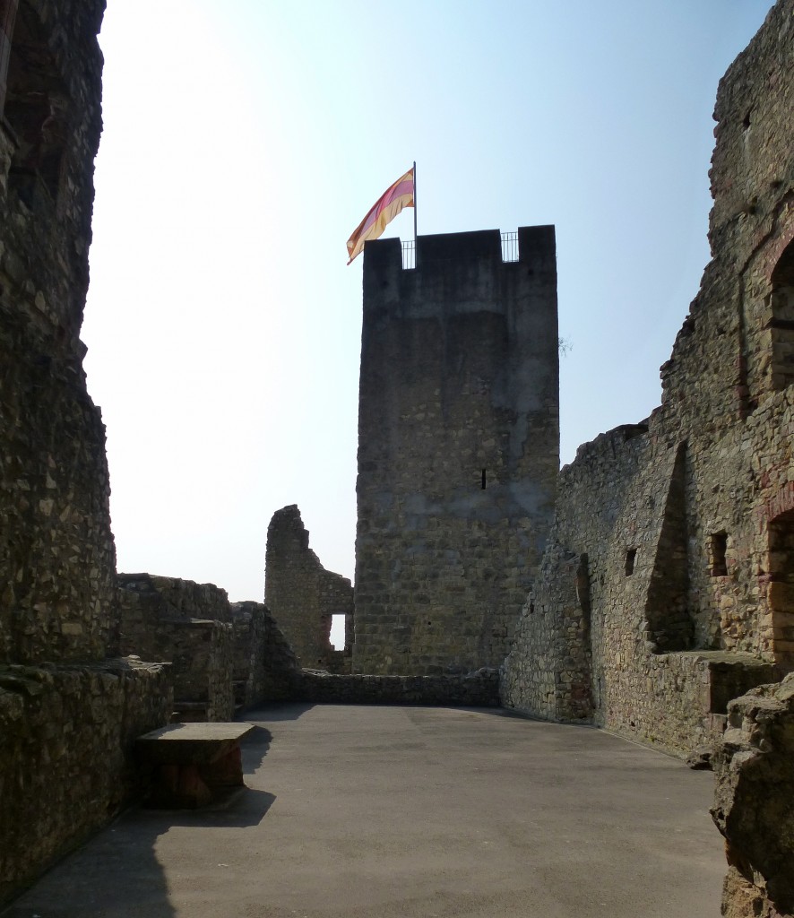 Lrrach, der Torturm (Giller) der Burgruine Rtteln, Mrz 2015