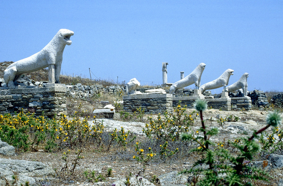 Lsestatuen in der antikken Stadt von Delos. Delos war in der Antike eine blhende und durch das dortige Apollonheiligtum fr die Griechen eine heilige Sttte.Die Insel wurde 1990 von der UNESCO zum Weltkulturerbe erklrt. Bild vom Dia. Aufnahme: Juni 1992.