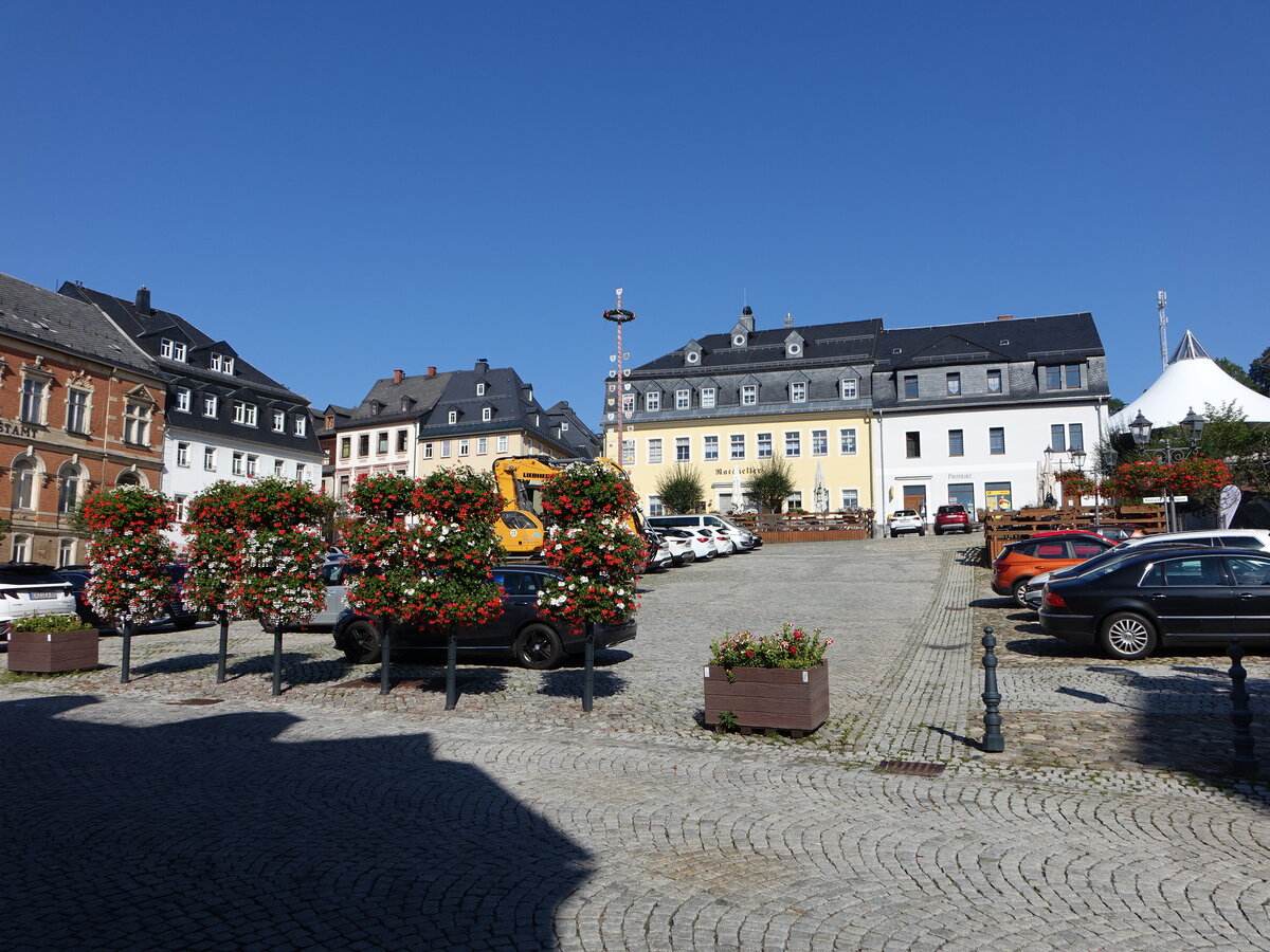 Lssnitz, Huser am Marktplatz (19.08.2023)