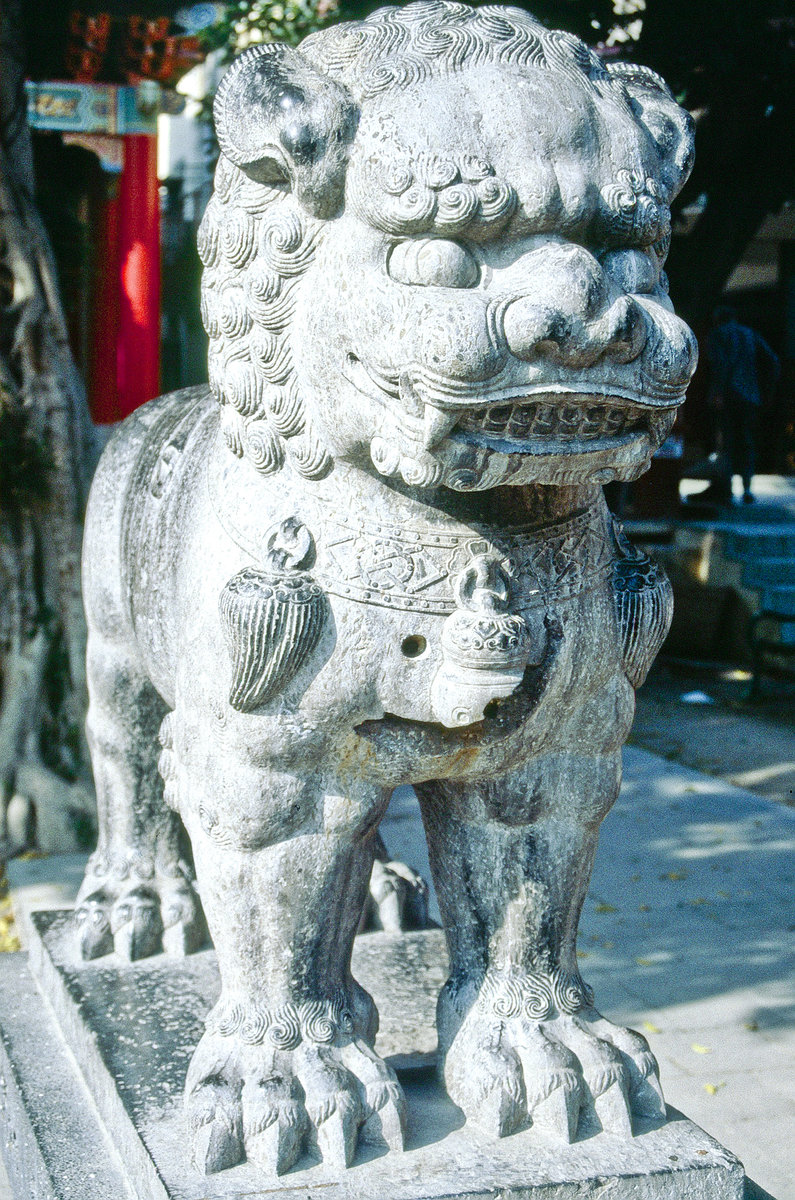 Löwe vor dem Wong Tai Sin Tempel in Hong Kong. Bild vom Dia. Aufnahme: März 1989.
