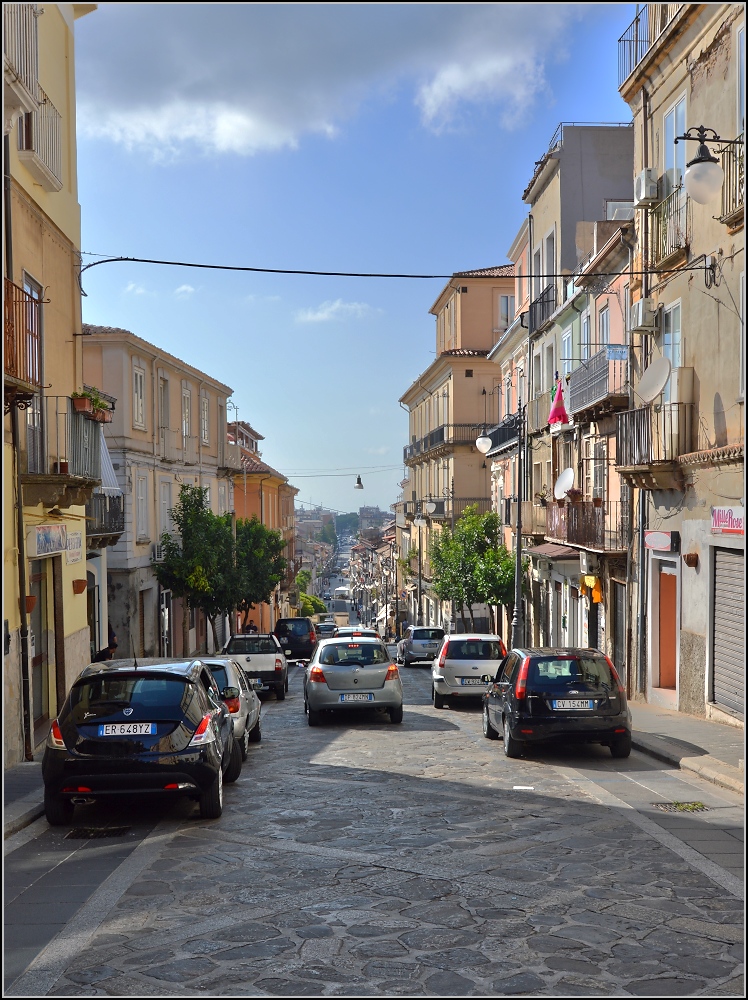 Lwenberg - frher Monteleone, seit 1928 wieder mit dem rmischen Namen Vibo Valentia versehen.

Via Roma. Sommer 2013