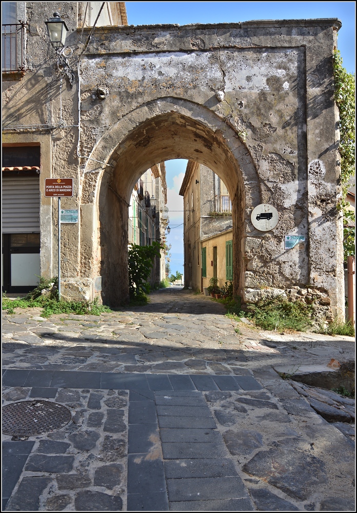 Lwenberg - frher Monteleone, seit 1928 wieder mit dem rmischen Namen Vibo Valentia versehen.

Das sich diese Durchfahrt in der Via San Michele fr LKW nicht empfiehlt, versteht sich auch so. Sommer 2013.
