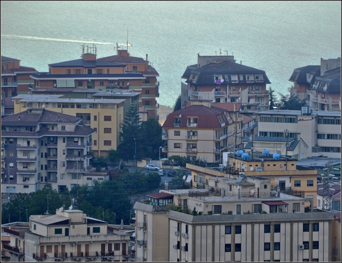 Lwenberg - frher Monteleone, seit 1928 wieder mit dem rmischen Namen Vibo Valentia versehen.

Blick ber die Stadt. Vom Hochplateau auf 400-500 m Hhe fllt die Landschaft dahinter steil ab bis zum tyrrhenischen Meer. Wer genau hinschaut, sieht keinen Flieger mit Kondensstreifen, sondern ein Schnellboot der Marine.  Sommer 2013.