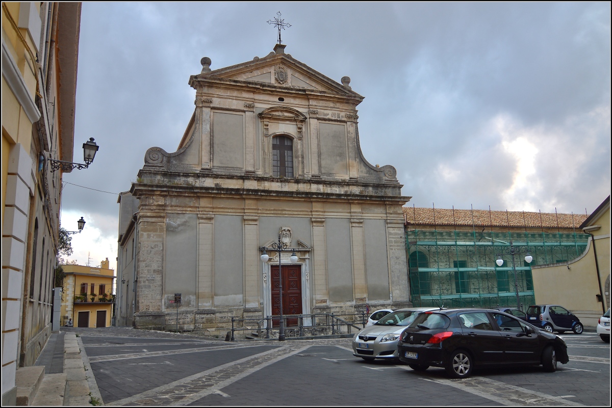 Lwenberg - frher Monteleone, seit 1928 wieder mit dem rmischen Namen Vibo Valentia versehen.

Kirche am Beginn des Corso Umberto. Sommer 2013.

Leider sind die Kirchennamen berraschenderweise nirgendwo verzeichnet. Daher fehlen mir die Namen. Fr Hinweise bin ich dankbar.