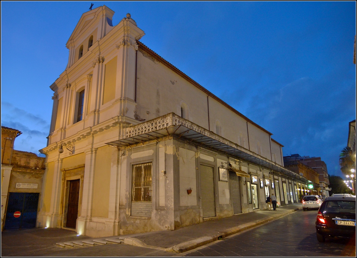 Lwenberg - frher Monteleone, seit 1928 wieder mit dem rmischen Namen Vibo Valentia versehen.

Kirche am Corso Umberto. Interessant ist die Ladenzeile direkt am Anbau der Kirche. Sommer 2013.

Leider sind die Kirchennamen berraschenderweise nirgendwo verzeichnet. Daher fehlen mir die Namen. Fr Hinweise bin ich dankbar.