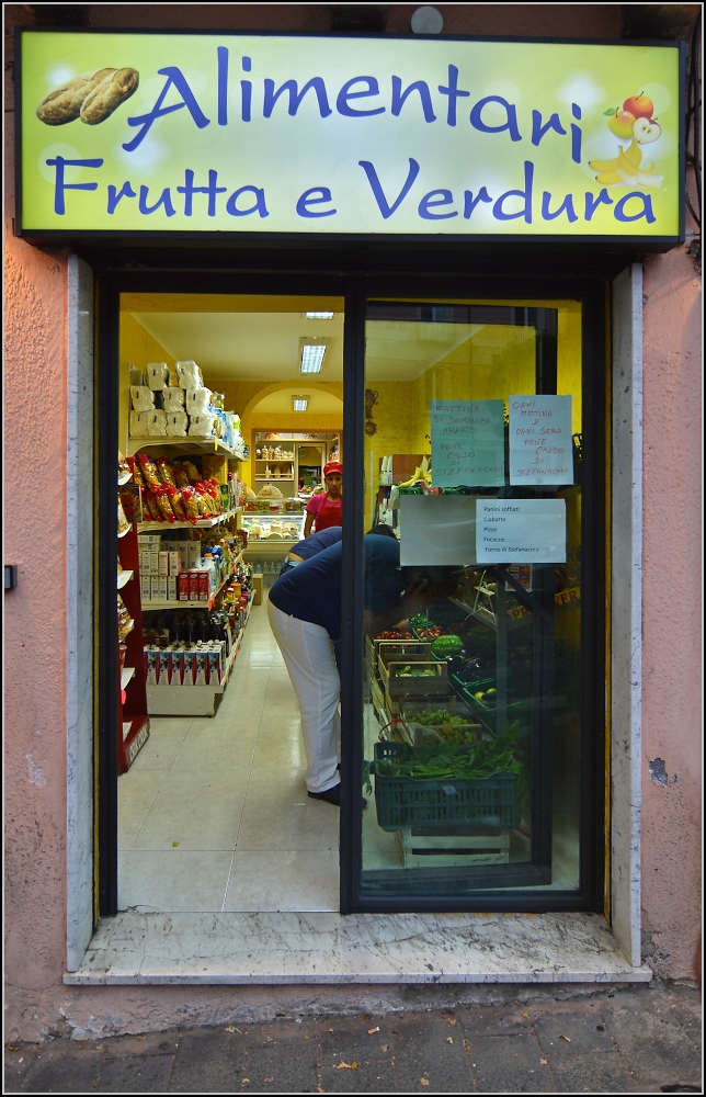 Lwenberg - frher Monteleone, seit 1928 wieder mit dem rmischen Namen Vibo Valentia versehen.

Unscheinbarer Tante Emma Laden. Hier leben sie noch, die kleinen Lebensmittelgeschfte. Sommer 2013.

