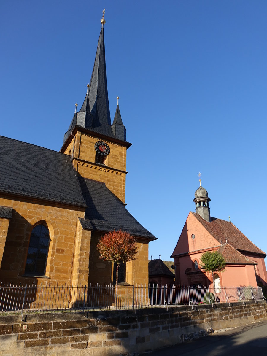 Lohndorf, Pfarrkirche Maria Geburt und Friedhofskapelle St. Andreas, Chorturmkirche mit Spitzhelm erbaut im 15. Jahrhundert, Langhaus von 1660, Kapelle erbaut von 1733 bis 1734 durch Simon Weber (13.10.2018)