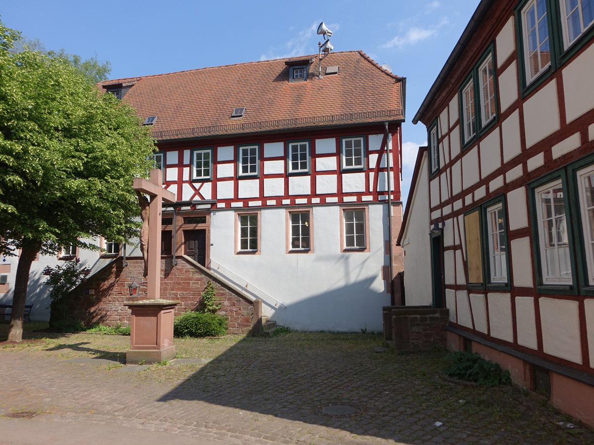 Lohr am Main, alte Lateinschule, zweigeschossiger traufstndiger Halbwalmdachbau mit Fachwerkobergeschoss, erbaut 1766 (12.05.2018)