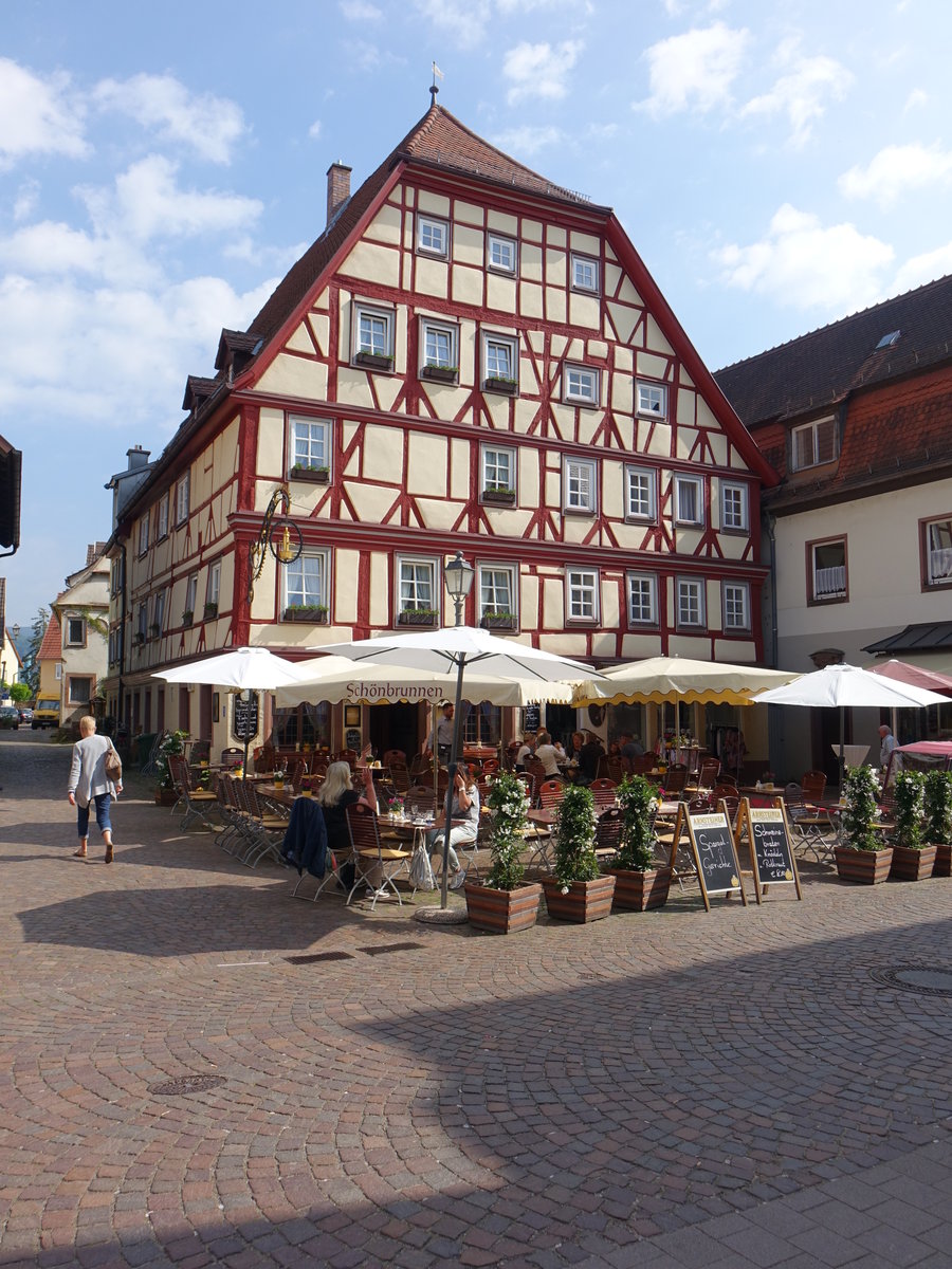 Lohr am Main, Gasthof Schnbrunnen in der Hauptstrae, erbaut im 17. Jahrhundert (12.05.2018)