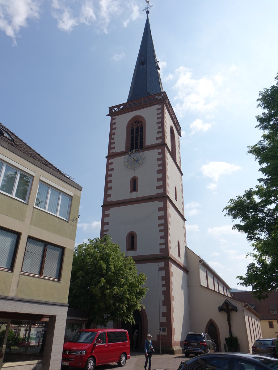 Lohr am Main, kath. Stadtpfarrkirche St. Michael, Kirchturm von 1496, Langhaus 13. Jahrhundert (12.05.2018)