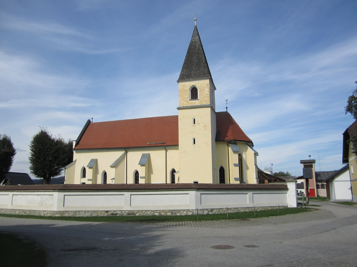 Loibach, sptgotische Pfarrkirche St. Andreas, erbaut im 15. Jahrhundert, Langhaus verlngert 1899 (04.10.2013)