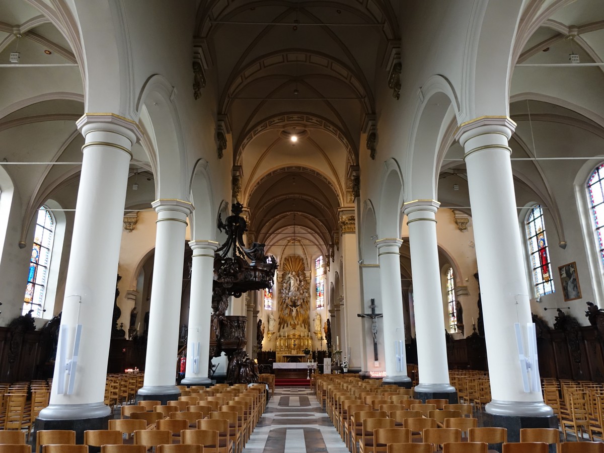 Lokeren, St. Laurentius Kirche, erbaut von 1719 bis 1726, Kanzel von Theodoor Verhaegen, Hochaltar von 1887 (29.04.2015) 
