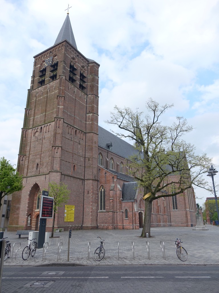 Lommel, St. Peter Kirche, erbaut von 1900 bis 1902 von Hyazinthus Martens und Vincent Lenertz (25.04.2015)