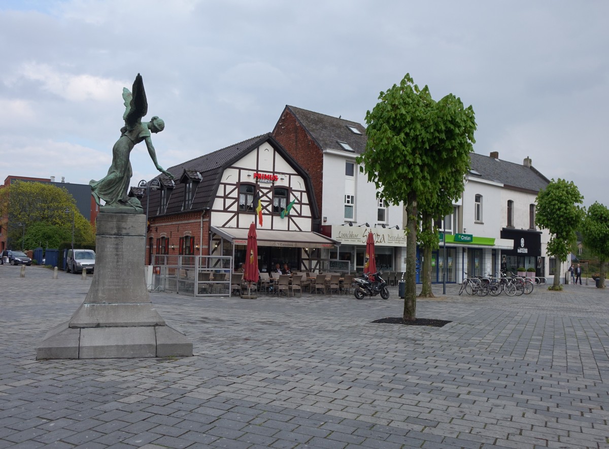 Lommel, Statue am Kirchplatz (25.04.2015)