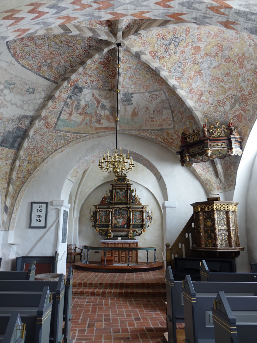 Lonborg, Kalkmalereien von 1560 in der Ev. Kirche, Kanzel von 1550, Altar von 1654 (26.07.2019)