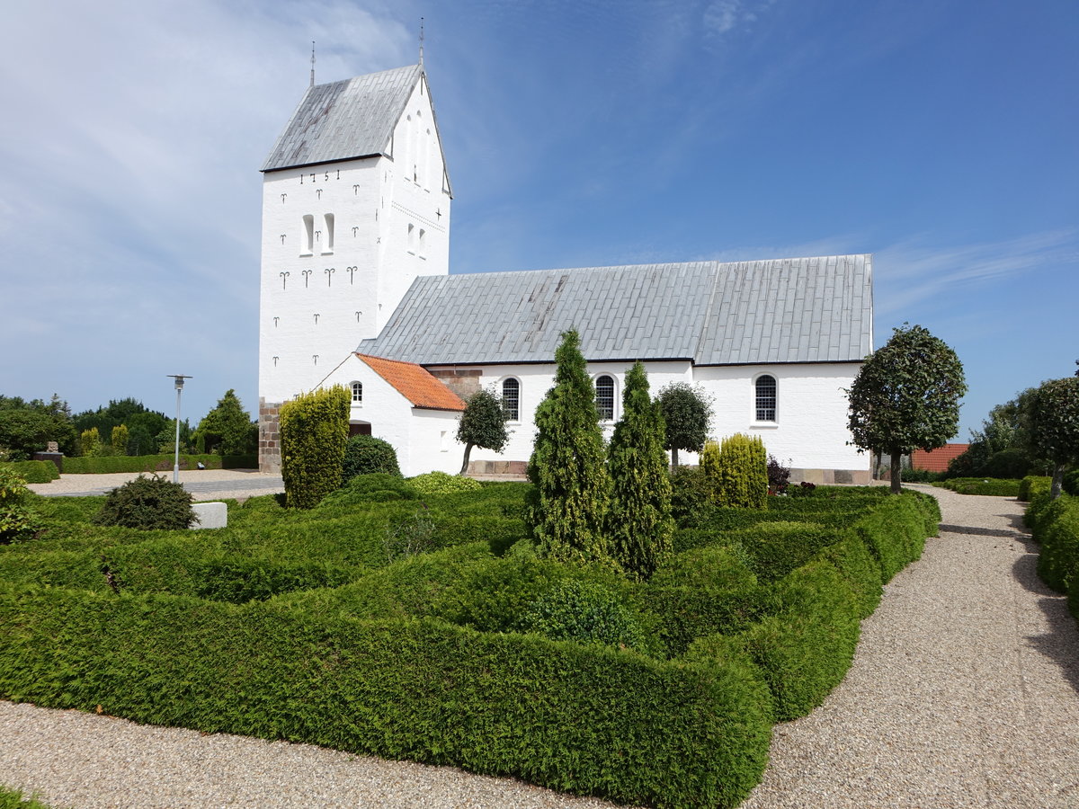 Lonborg, romanische Ev. Kirche, erbaut im 12. Jahrhundert (26.07.2019)