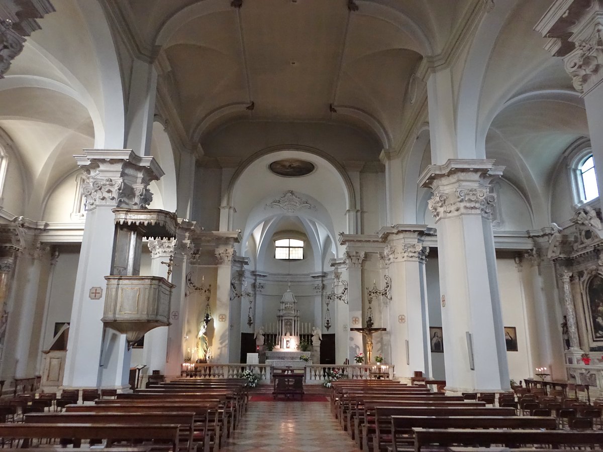 Lonigo, barocker Innenraum der alten Pfarrkirche mit neoklassizistischem Hauptaltar (28.10.2017)