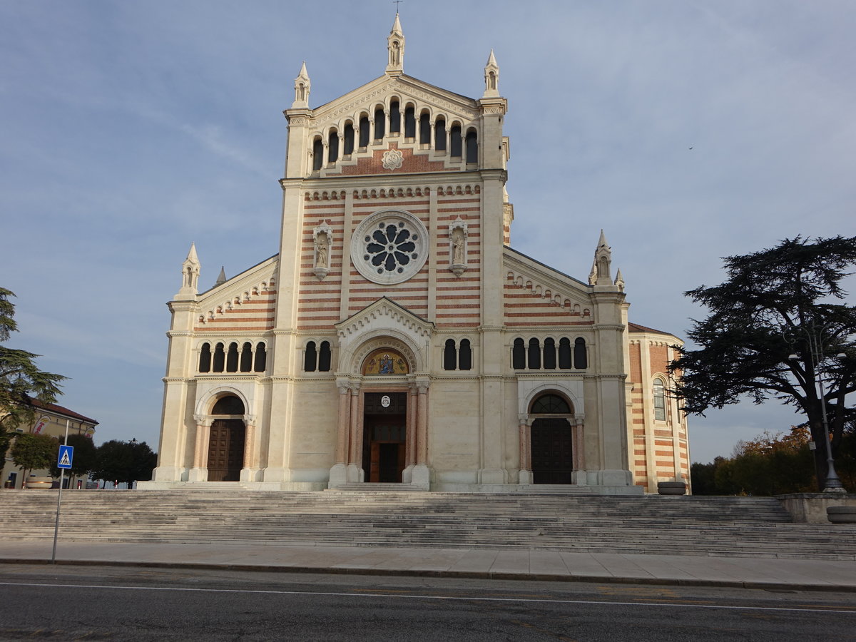 Lonigo, Duomo St. Redentore, erbaut von 1877 bis 1895 im neoromanischen Stil durch Giacomo Franco (28.10.2017)