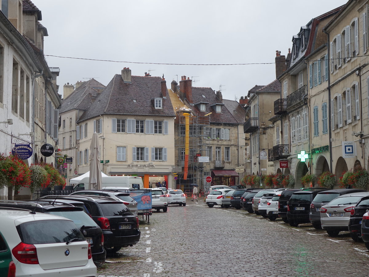 Lons-le-Saunier, Huser in der Rue du Commerce (17.09.2016)