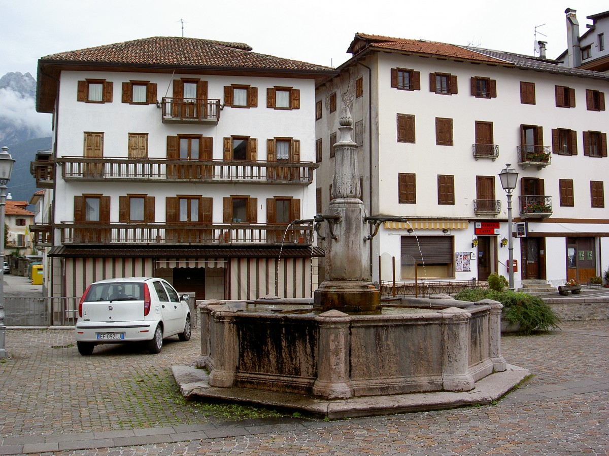 Lorenzago di Cadore, Brunnen am Kirchplatz (20.09.2014)