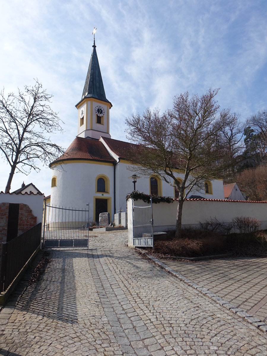 Lorenzen, kath. Filialkirche St. Laurentius, Saalbau mit eingezogenem Chor und Flankenturm mit Spitzdach, erbaut im 18. Jahrhundert (25.03.2018)