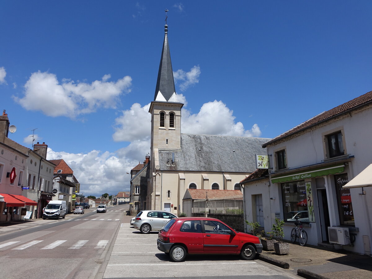 Losne, Pfarrkirche Maria Himmelfahrt in der Rue Nationale (01.07.2022)