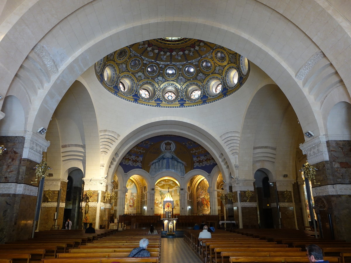 Lourdes, Innenraum der Rosenkranz Basilika im neobyzantinischen Stil (01.10.2017)