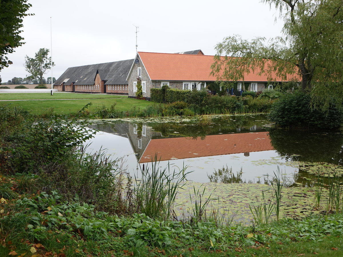 Lovenholm, kleiner Teich und Wirtschaftsgebude am Wasserschlo (21.09.2020)