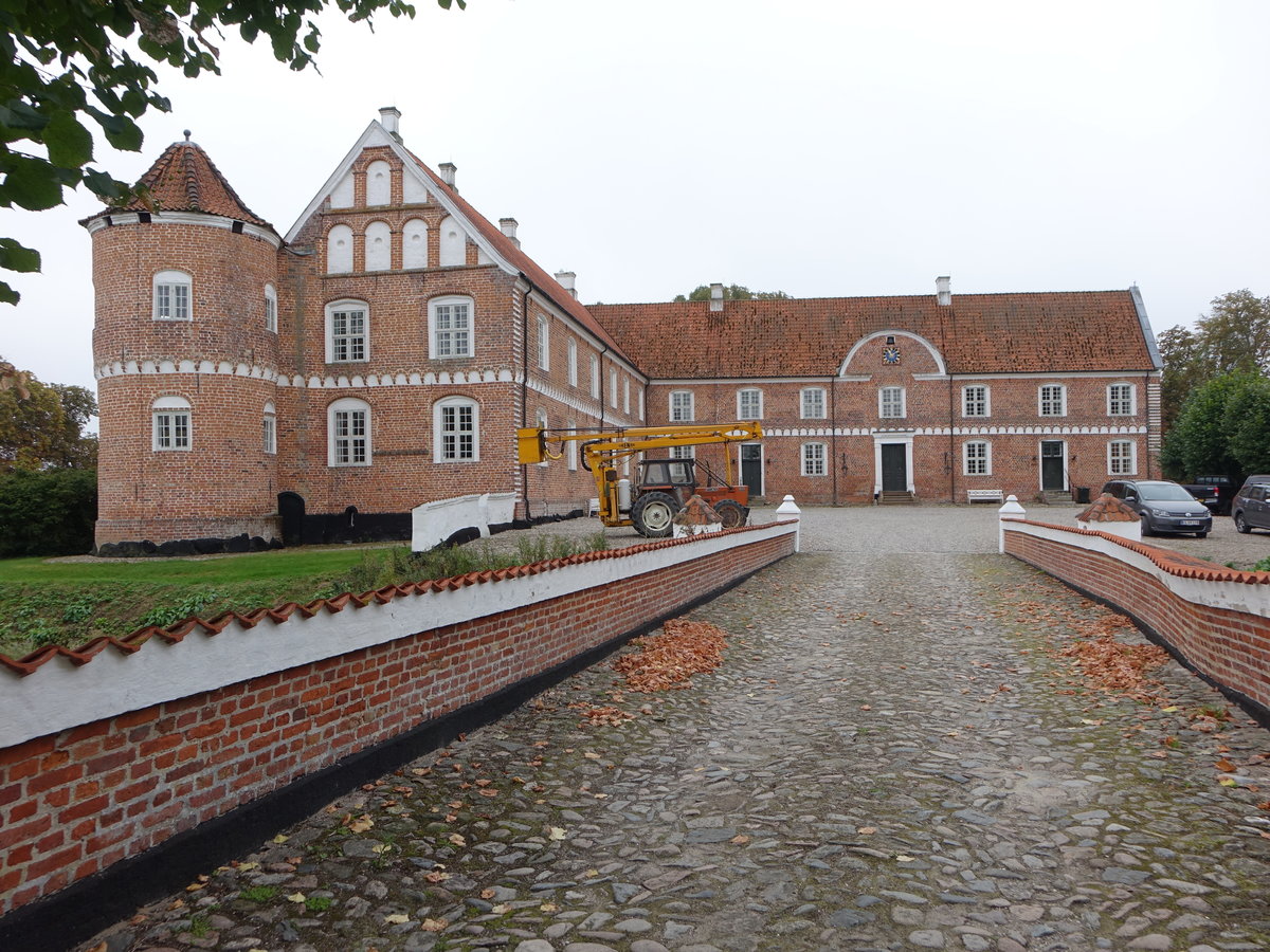Lovenholm, Renaissance Wasserschloss aus rotem Backstein, Ostflgel erbaut 1576, Sdflgel von 1642, Ecktrme 18. Jahrhundert (21.09.2020)